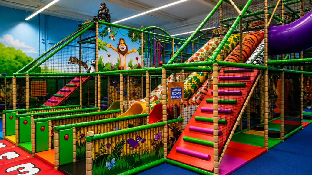 indoor play center leos Slides at Leo's lekland